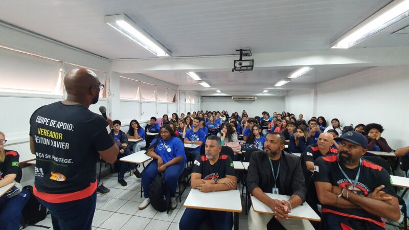 Cleiton Xavier na Fundação-CDL ministrando a palestra contra a pedofilia